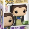 Belle en robe verte avec un livre