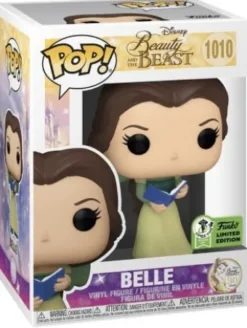 Belle en robe verte avec un livre