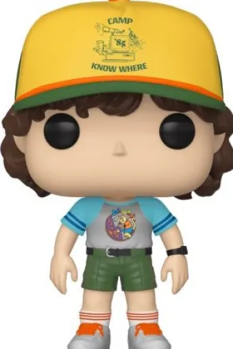 Dustin au camp avec t-shirt gris