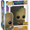 Groot avec un bol de bonbons