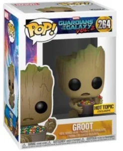 Groot avec un bol de bonbons