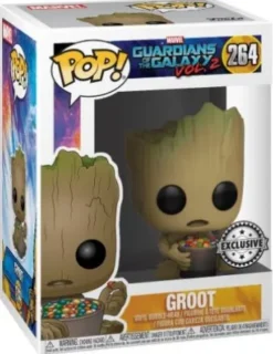 Groot avec un bol de bonbons