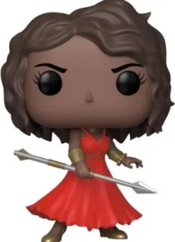 Okoye en robe rouge