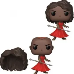 Okoye en robe rouge