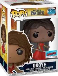 Okoye en robe rouge