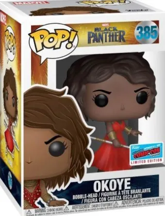 Okoye en robe rouge