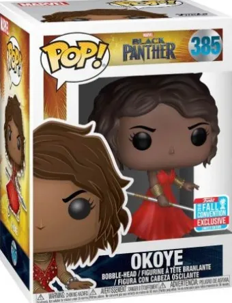 Okoye en robe rouge