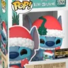 Stitch déballe son cadeau