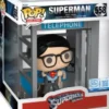 Superman (dans une cabine téléphonique)