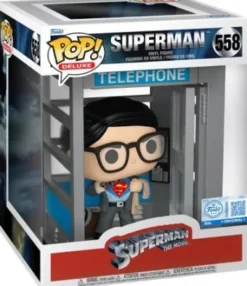 Superman (dans une cabine téléphonique)