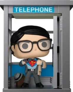 Superman (dans une cabine téléphonique)